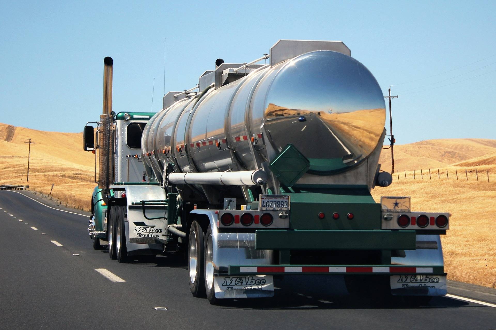 Camion citerne transport d'hydrocarbures et produits dangereux